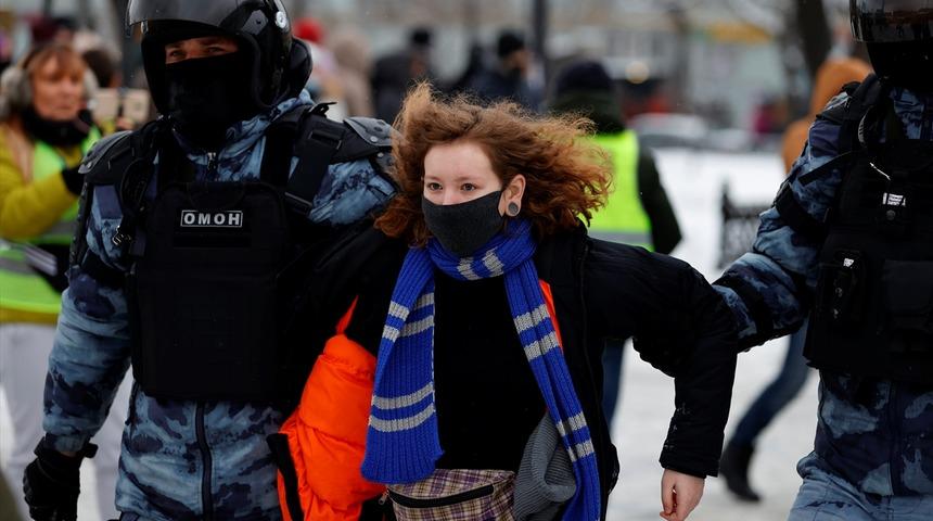 Rusya'da binlerce kişi muhalif Navalnıy'ın tutuklanmasını protesto etti