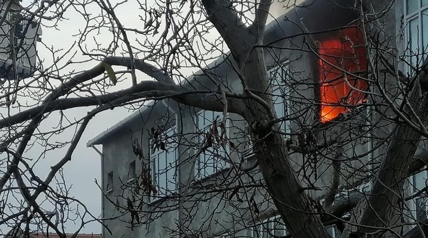 Ortaköy’de alev alev yanan daire paniğe neden oldu