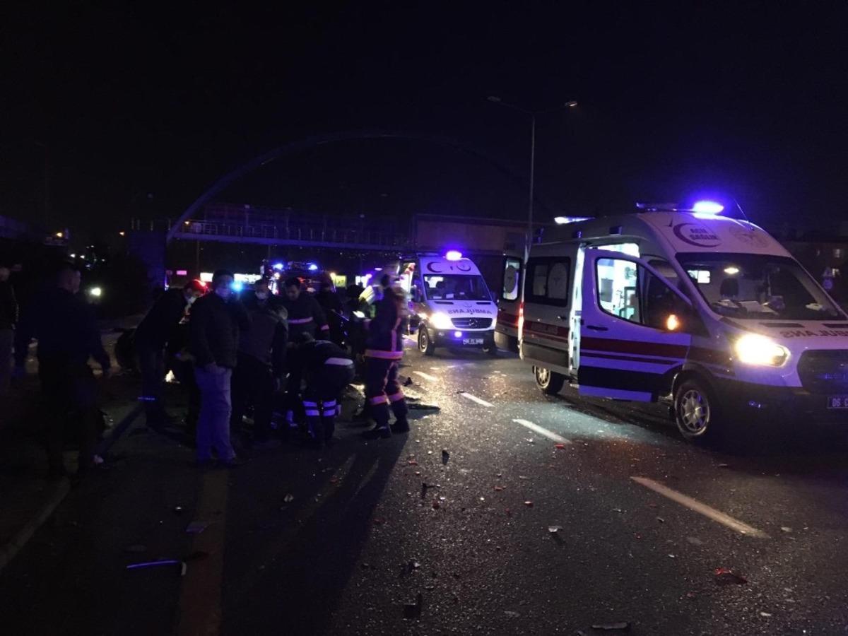 Ankara-İstanbul yolu Akk&ouml;pr&uuml; mevkiinde 3 aracın karıştığı trafik kazasında ilk belirlemelere g&ouml;re 2si ağır 6 kişi yaralandı. Olay yerinde &ccedil;ok sayıda ambulans ve itfaiye ekibi sevk edildi.