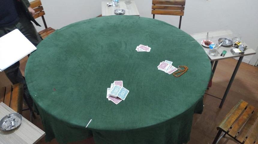 İzmir'de kumarhanaye çevrilen eve polis baskını