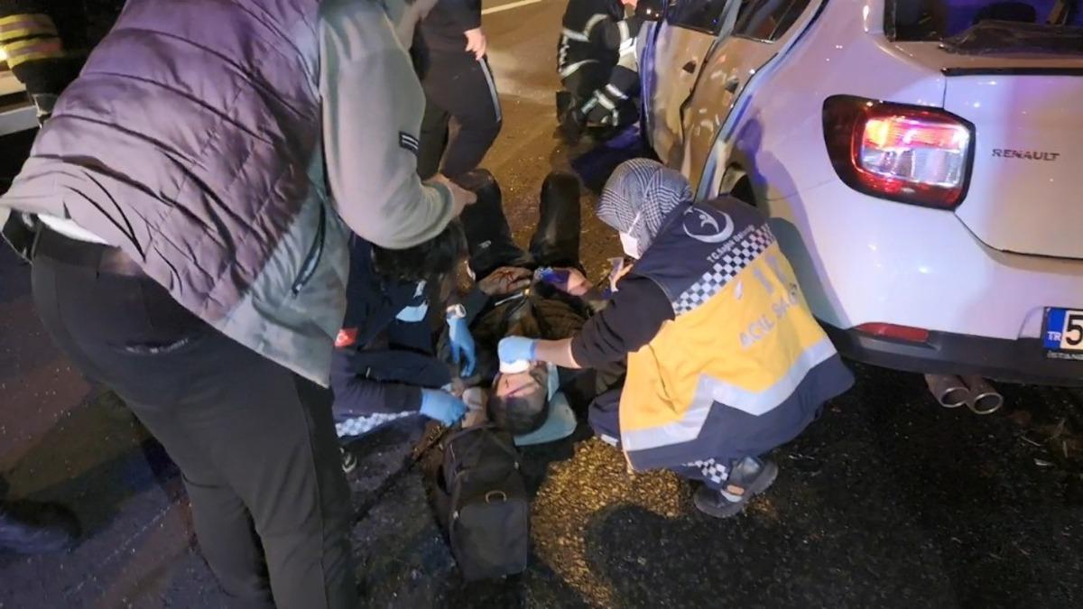 Sebze y&uuml;kl&uuml; kamyona arkadan &ccedil;arpan otomobil parampar&ccedil;a oldu