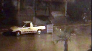 Hatay’da fırtınada çöp konteyneri sürüklendi