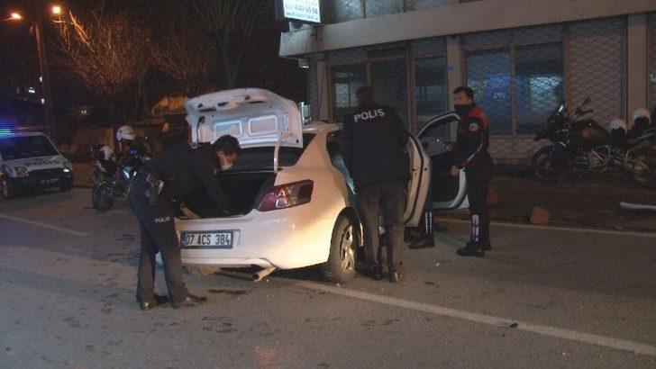 Kısıtlama saatinde polisin ’Dur’ ihtarına uymayıp kaza yaptı G2