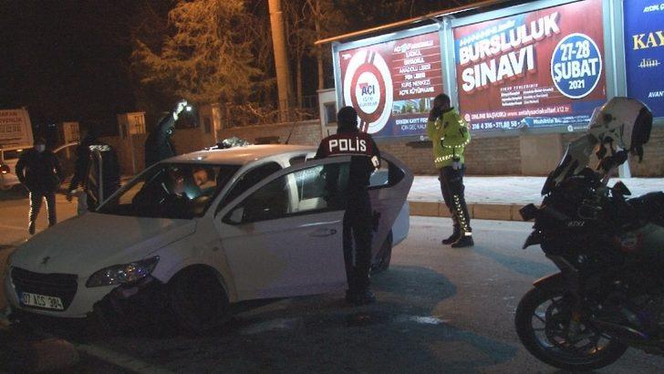 Kısıtlama saatinde polisin ’Dur’ ihtarına uymayıp kaza yaptı G4