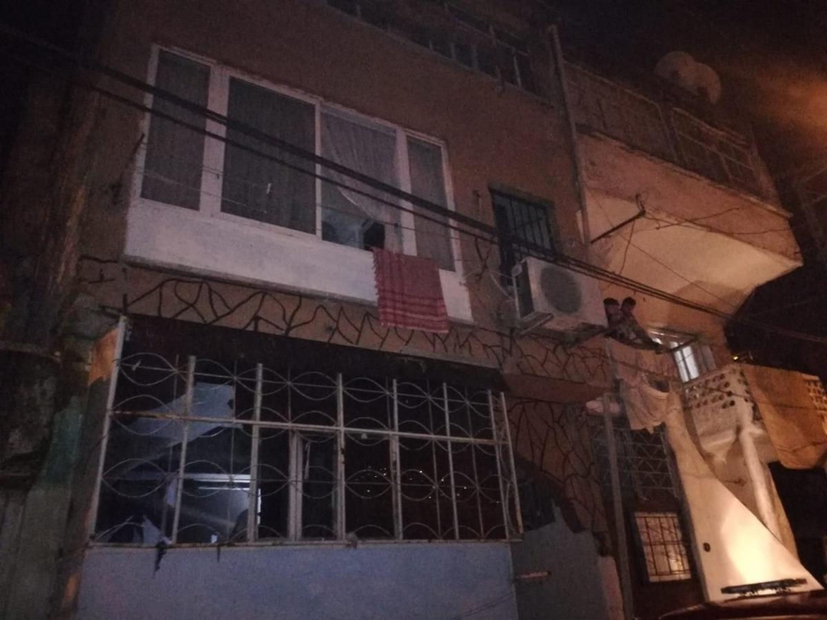 İzmir&rsquo;de bir kişi evini ateşe verip ka&ccedil;tı