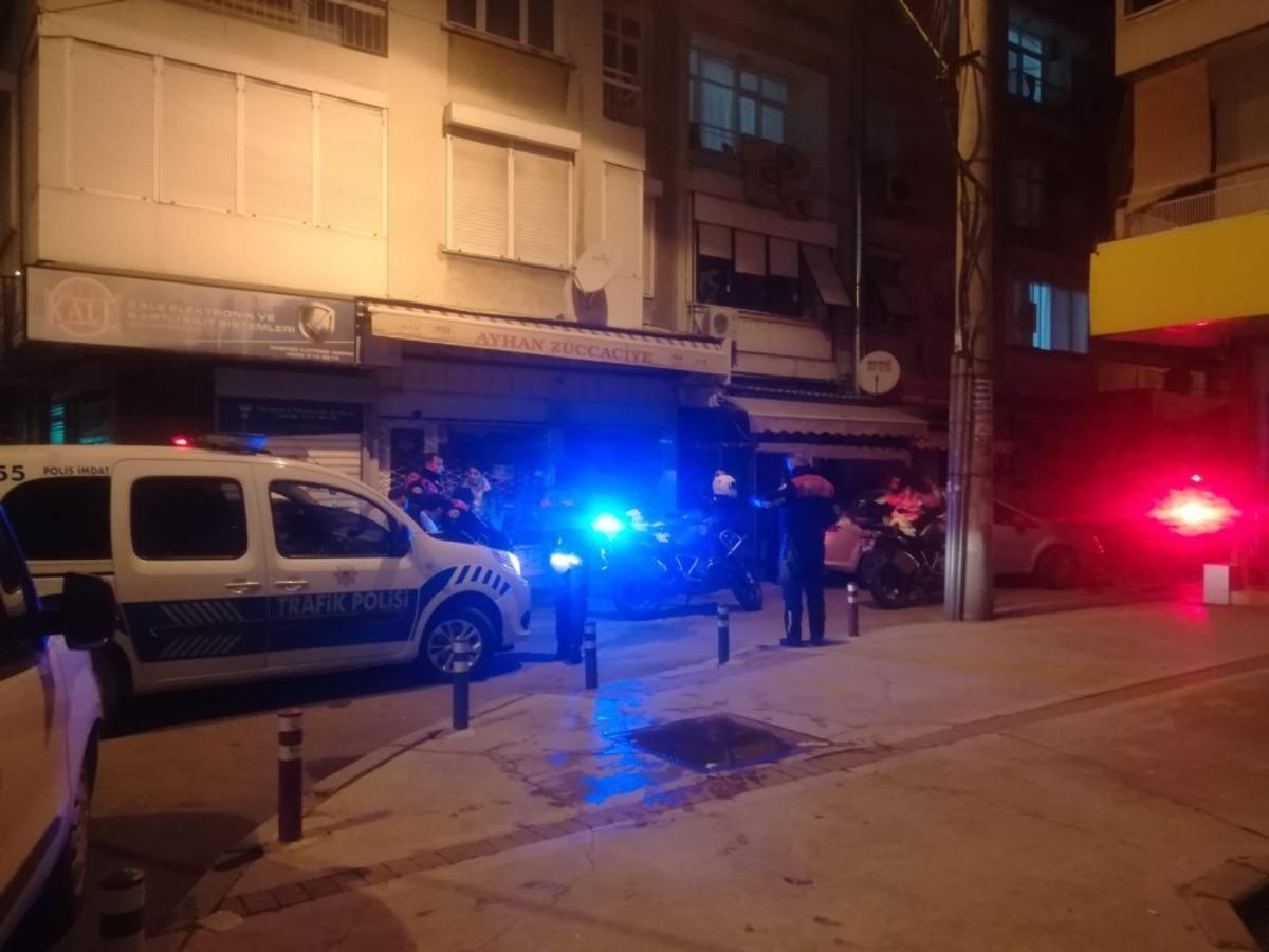 İzmir&rsquo;de &lsquo;dur&rsquo; ihtarına uymayan ara&ccedil; kaza yaptı