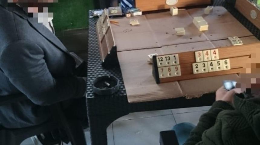 Kısıtlamada oyun masasında yakalandılar
