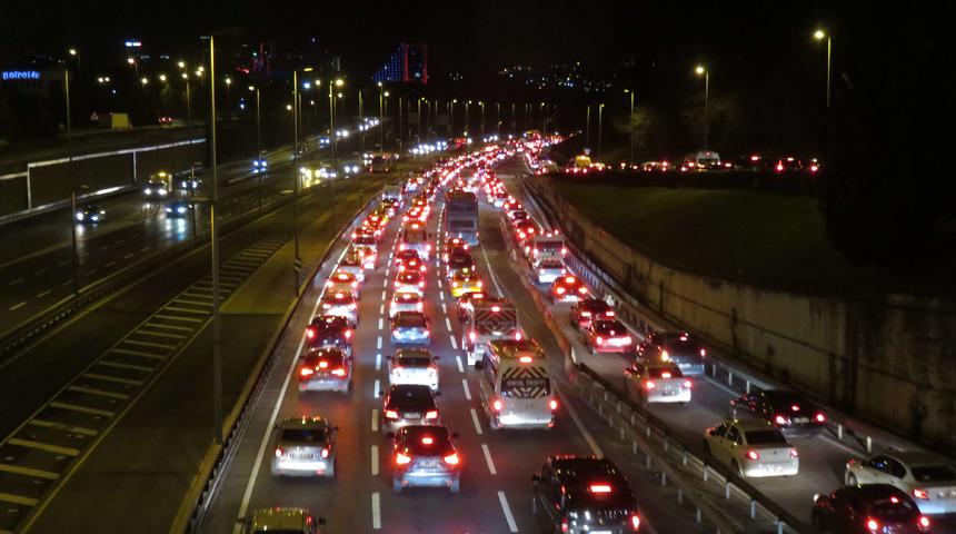 Kısıtlama sonrası 15 Temmuz Şehitler Köprüsü'nde trafik yoğunluğu