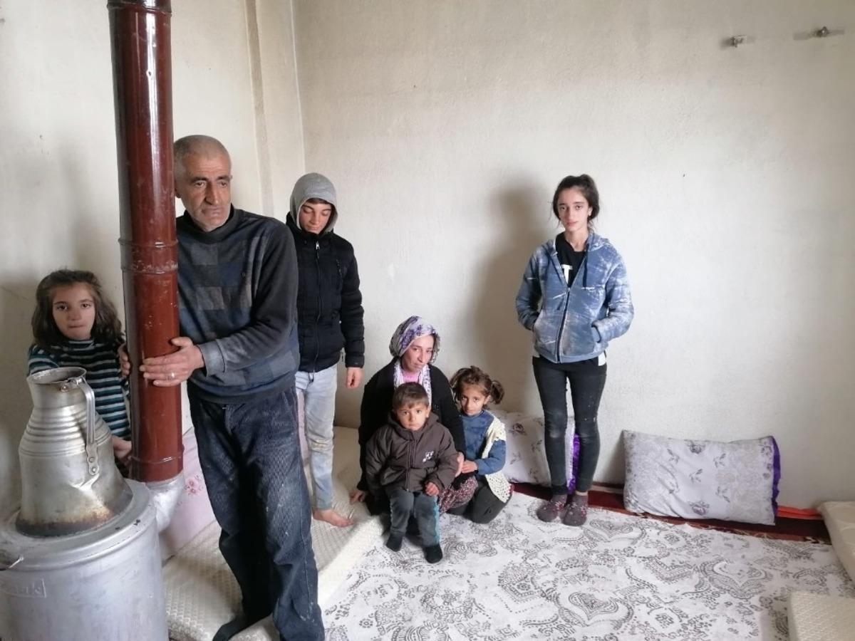 Karda &ccedil;atıları &ccedil;&ouml;ken 12 n&uuml;fuslu aile yardım eli bekliyor