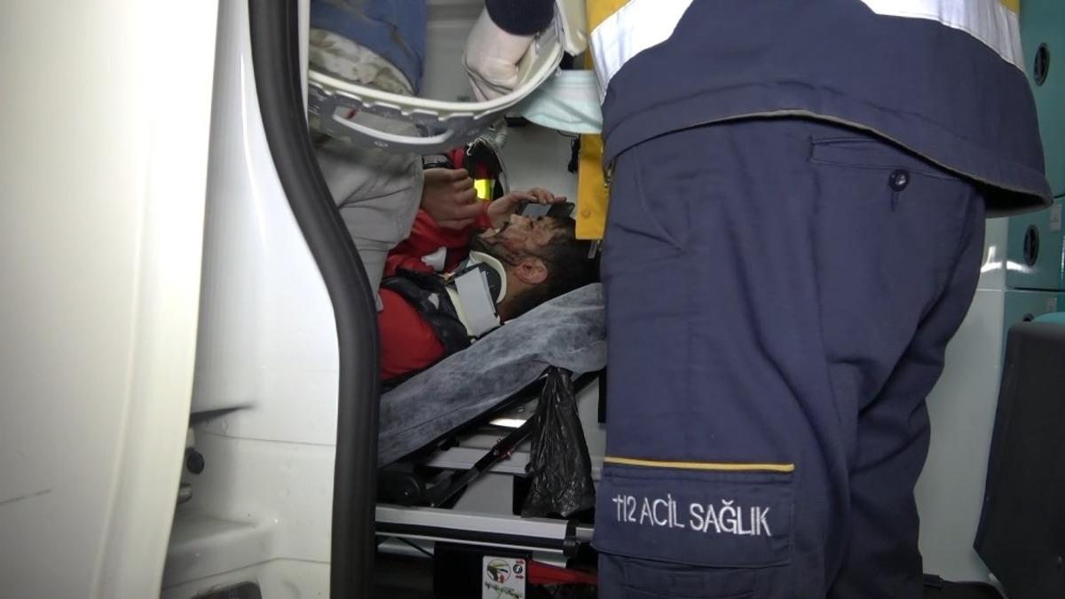 (&Ouml;zel) Kısıtlamayı delip otomobil ile otob&uuml;s durağına daldı, yaralı arkadaşlarını bırakarak ka&ccedil;tı