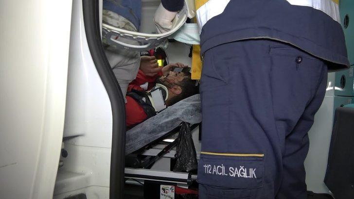 (Özel) Kısıtlamayı delip otomobil ile otobüs durağına daldı, yaralı arkadaşlarını bırakarak kaçtı G1