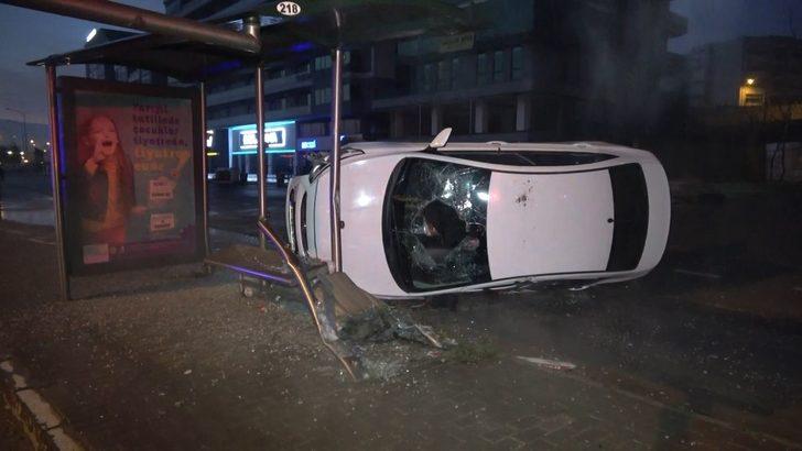 (Özel) Kısıtlamayı delip otomobil ile otobüs durağına daldı, yaralı arkadaşlarını bırakarak kaçtı G3