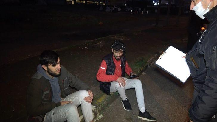 (Özel) Kısıtlamayı delip otomobil ile otobüs durağına daldı, yaralı arkadaşlarını bırakarak kaçtı G4