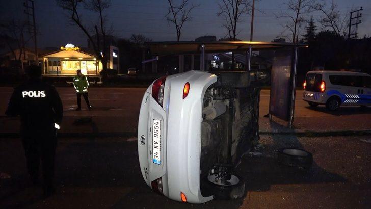 (Özel) Kısıtlamayı delip otomobil ile otobüs durağına daldı, yaralı arkadaşlarını bırakarak kaçtı G5