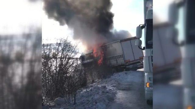 Yoldan çıkan tır alev alev yandı