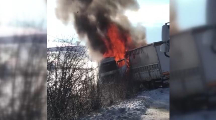 Yoldan &ccedil;ıkan tır alev alev yandı