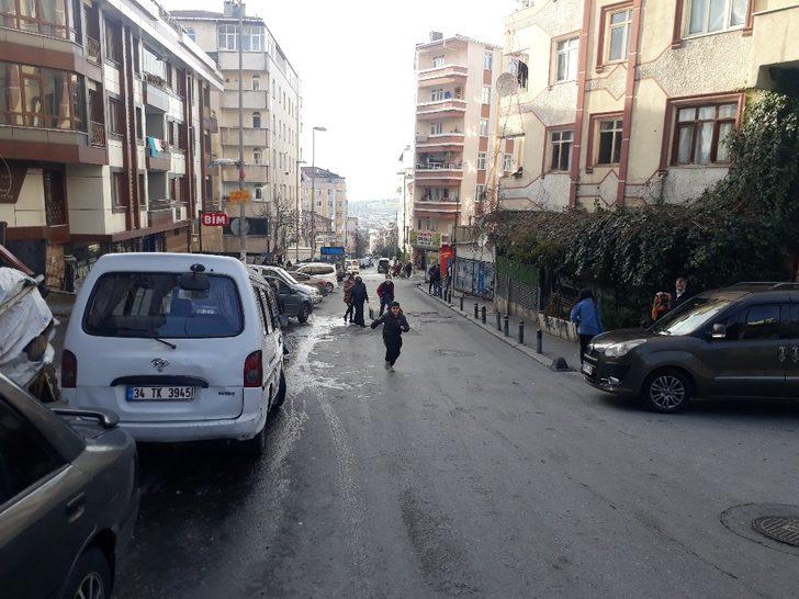 Kasalar dolusu meyveler yokuş aşağı yuvarlandı, vatandaşlar böyle topladı G2