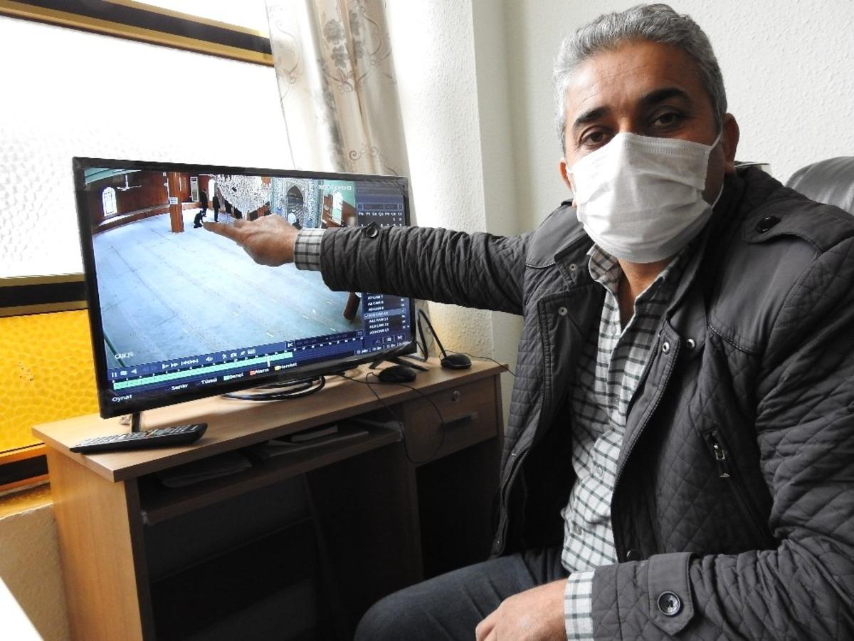 Camide namaz kılma taklidi yaparak cep telefonunu &ccedil;aldı