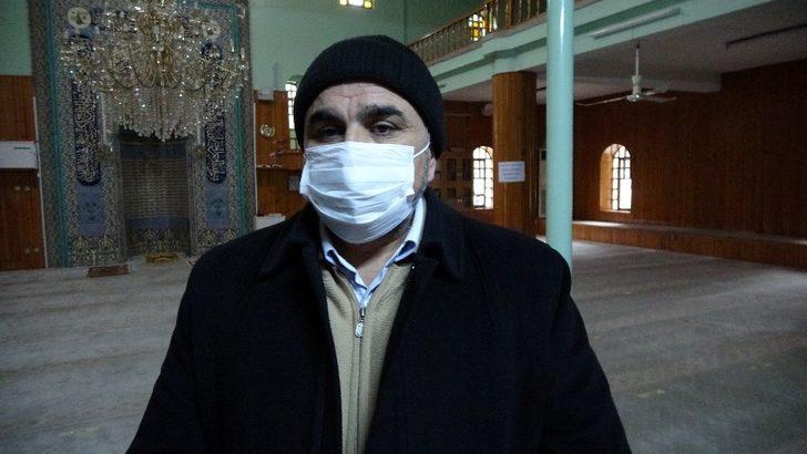 Camide namaz kılma taklidi yaparak cep telefonunu çaldı G2