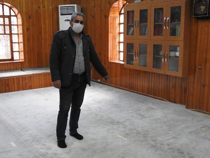 Camide namaz kılma taklidi yaparak cep telefonunu çaldı G3