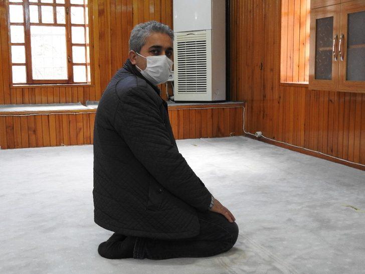 Camide namaz kılma taklidi yaparak cep telefonunu çaldı G4