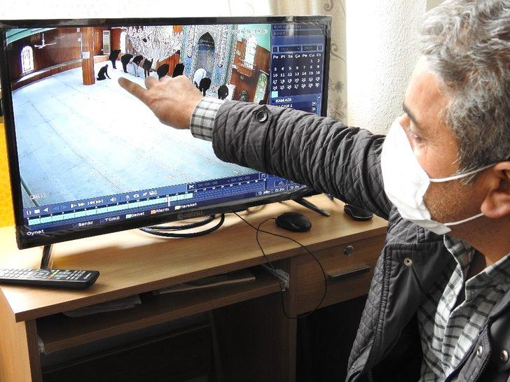 Camide namaz kılma taklidi yaparak cep telefonunu çaldı G5