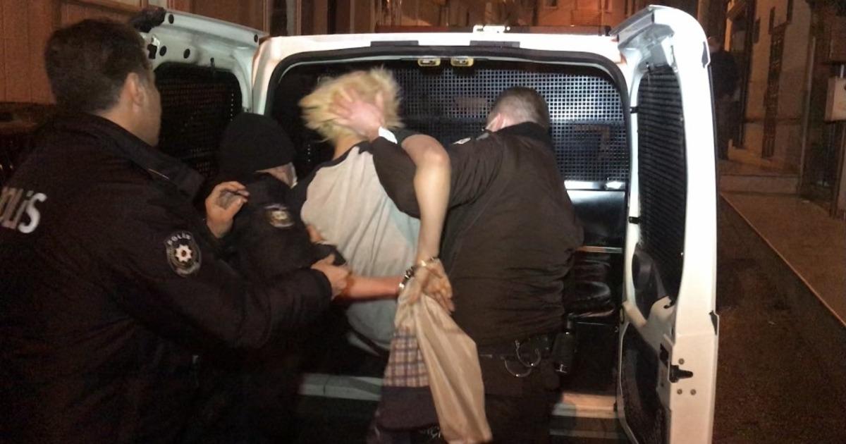 (&Ouml;zel) Kısıtlamayı delen gen&ccedil; kadın, polise kimlik vermemek i&ccedil;in b&ouml;yle direndi