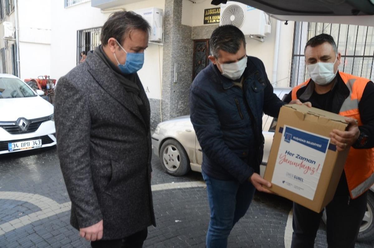 Kuşadası Belediyesi ihtiya&ccedil; sahibi vatandaşlara verdiği desteği s&uuml;rd&uuml;r&uuml;yor