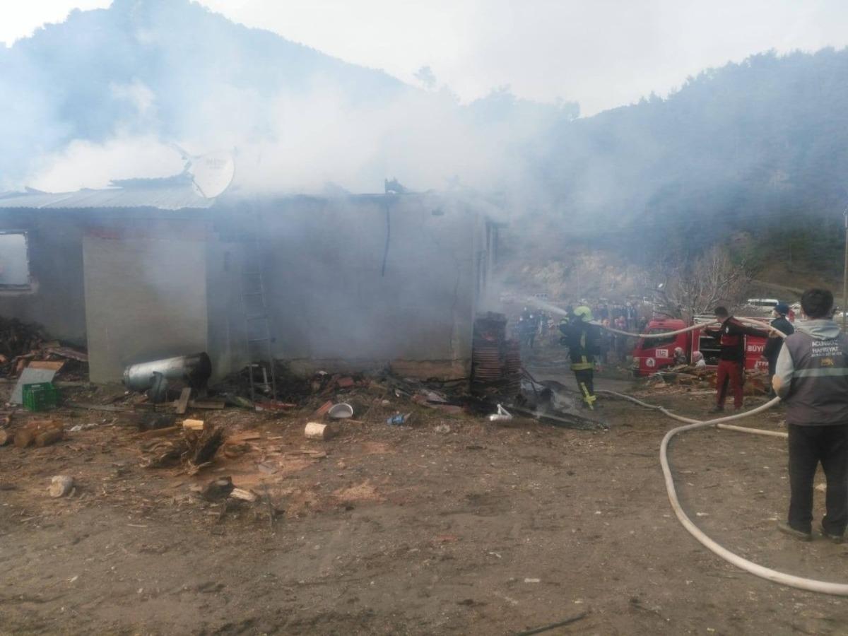 İki katlı evde &ccedil;ıkan yangında 3 yaşındaki ikiz kız kardeşler ağır yaralandı