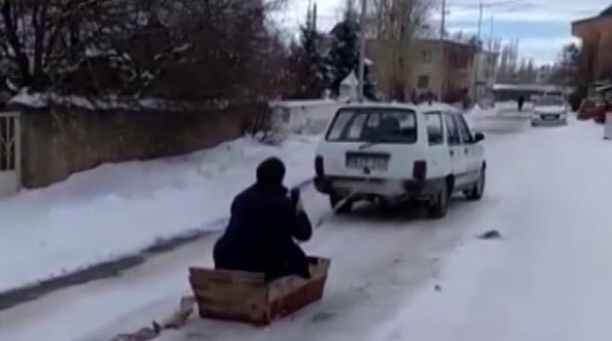 Eşek yemliği kızak oldu