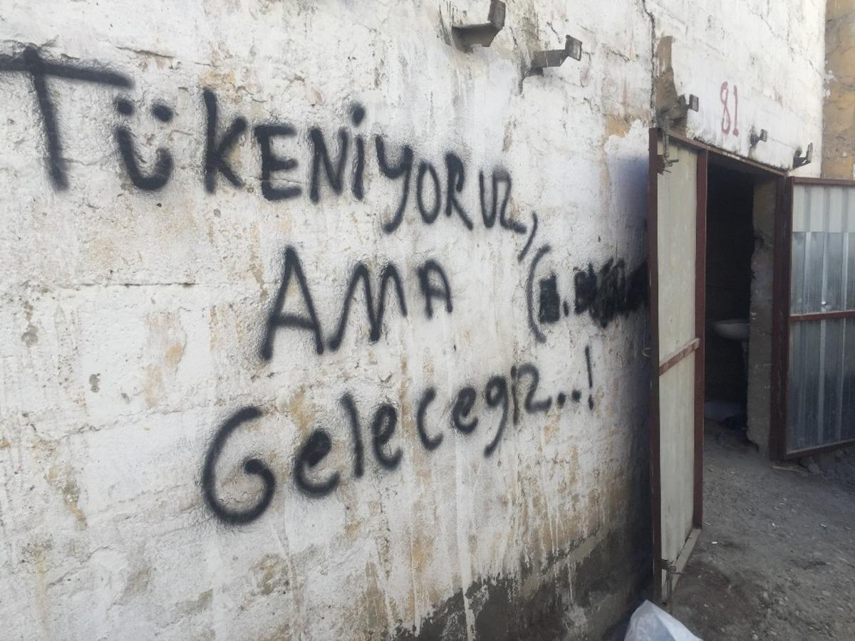 Sahte i&ccedil;ki zanlıları &ldquo;T&uuml;keniyoruz ama geleceğiz&rdquo; diye yazıp ka&ccedil;tı