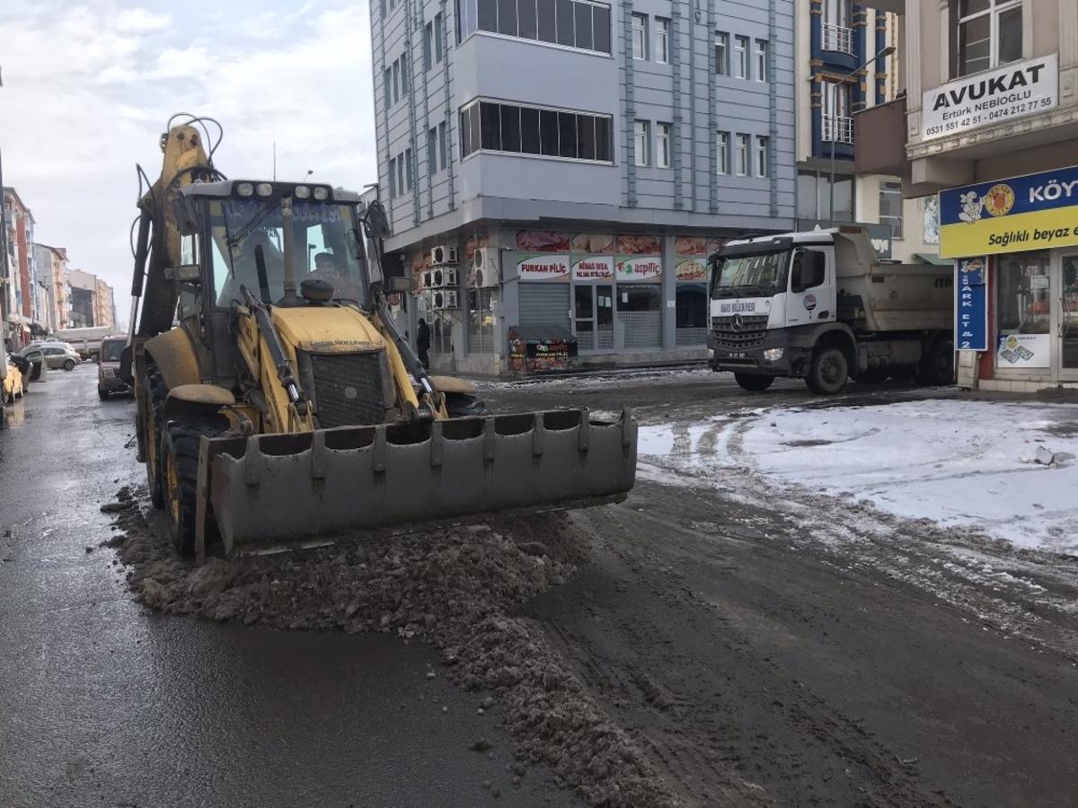 Kars&rsquo;ta cadde ve sokakların karı temizliyor