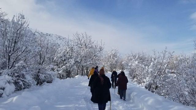 Çocukların poşetle kızak keyfi