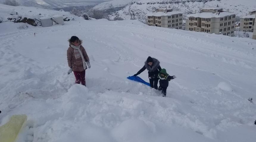 &Ccedil;ocukların poşetle kızak keyfi
