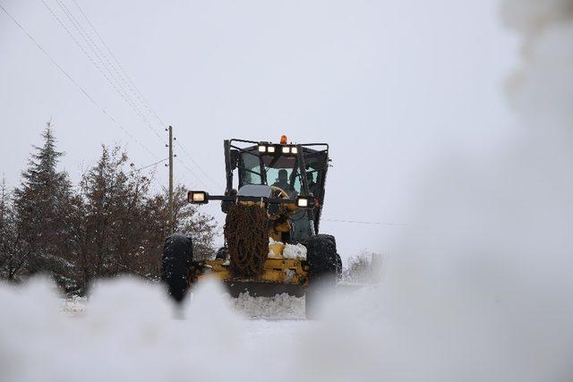 Elazığ’da kar nedeniyle kapanan 148 köy yolu açıldı, 121’i için çalışma sürüyor