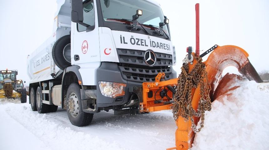 Elazığ&rsquo;da kar nedeniyle kapanan 148 k&ouml;y yolu a&ccedil;ıldı, 121&rsquo;i i&ccedil;in &ccedil;alışma s&uuml;r&uuml;yor