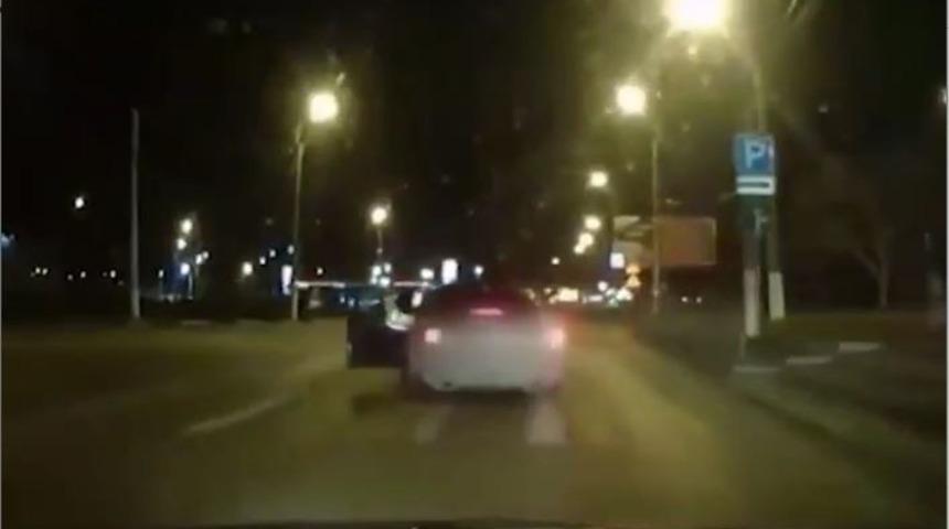 Rusya’da bir trafik polisi, hareket halindeki aracın içine atladı