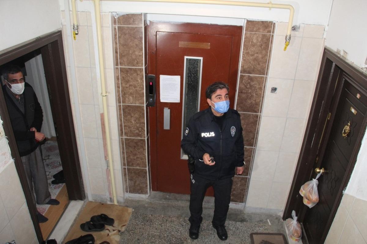 Kapısına bırakılan yemekleri almayınca polisi alarma ge&ccedil;irdi
