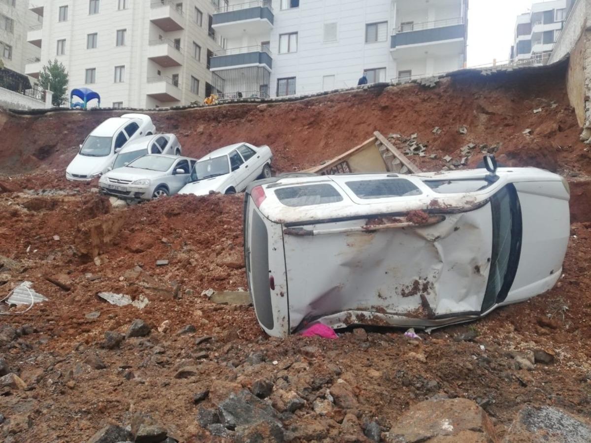 İstinat duvarı yıkıldı ara&ccedil;lar u&ccedil;uruma yuvarlandı