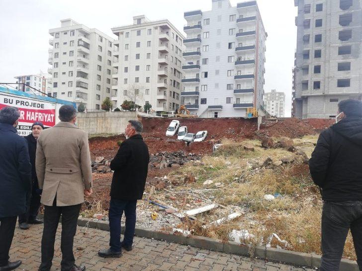 İstinat duvarı yıkıldı araçlar uçuruma yuvarlandı G3