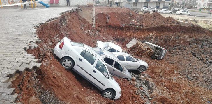 İstinat duvarı yıkıldı araçlar uçuruma yuvarlandı G4