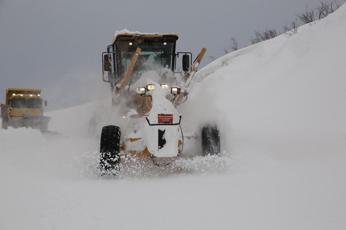 Karla m&uuml;cadelenin kahramanları gece g&uuml;nd&uuml;z demeden &ccedil;alışıyor