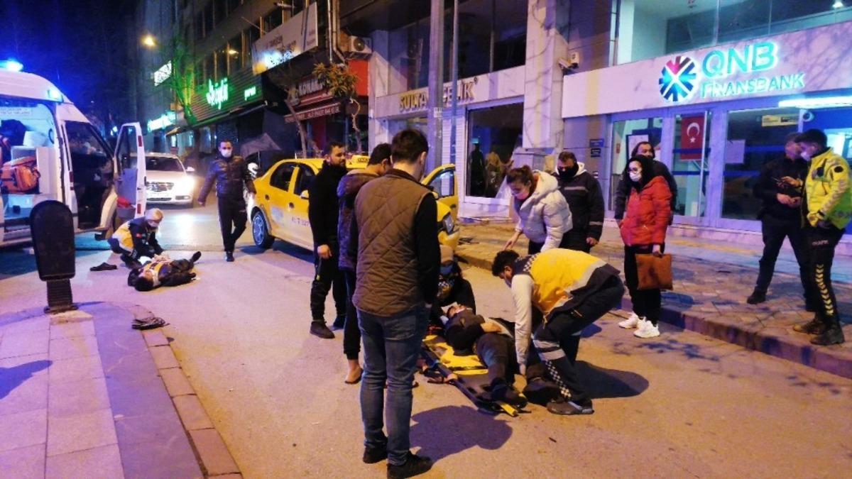 Ticari taksi ile motosiklet &ccedil;arpıştı: 2 ağır yaralı
