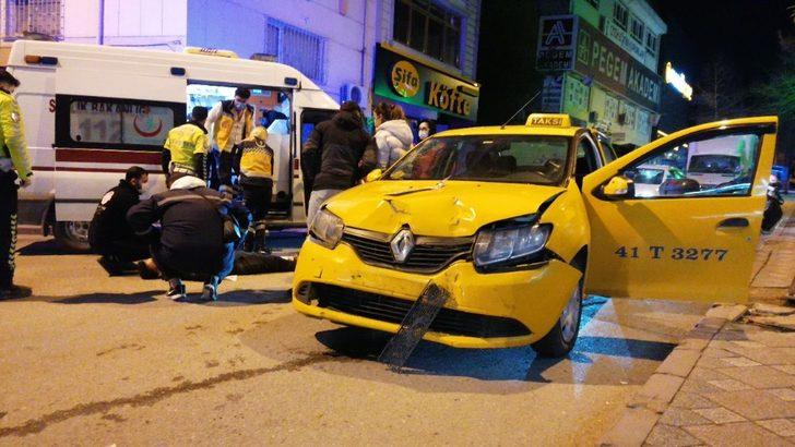 Ticari taksi ile motosiklet çarpıştı: 2 ağır yaralı G5