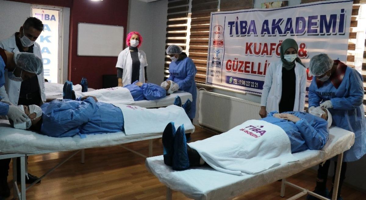 Tiba Akademi&rsquo;den kalıcı makyaj eğitimi