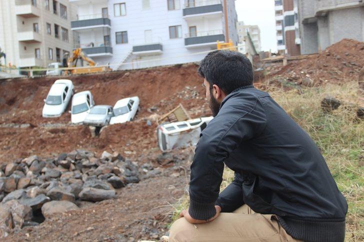 İstinat duvarı yıkıldı araçlar uçuruma yuvarlandı G5