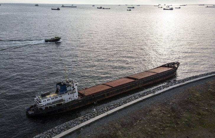 Zeytinburnu’nda karaya oturan gemi kurtarılmayı bekliyor G1