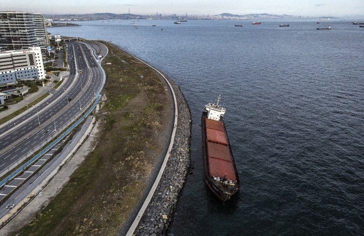 Zeytinburnu’nda karaya oturan gemi kurtarılmayı bekliyor G3
