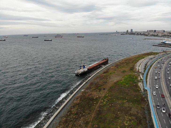 Zeytinburnu’nda karaya oturan gemi kurtarılmayı bekliyor G4
