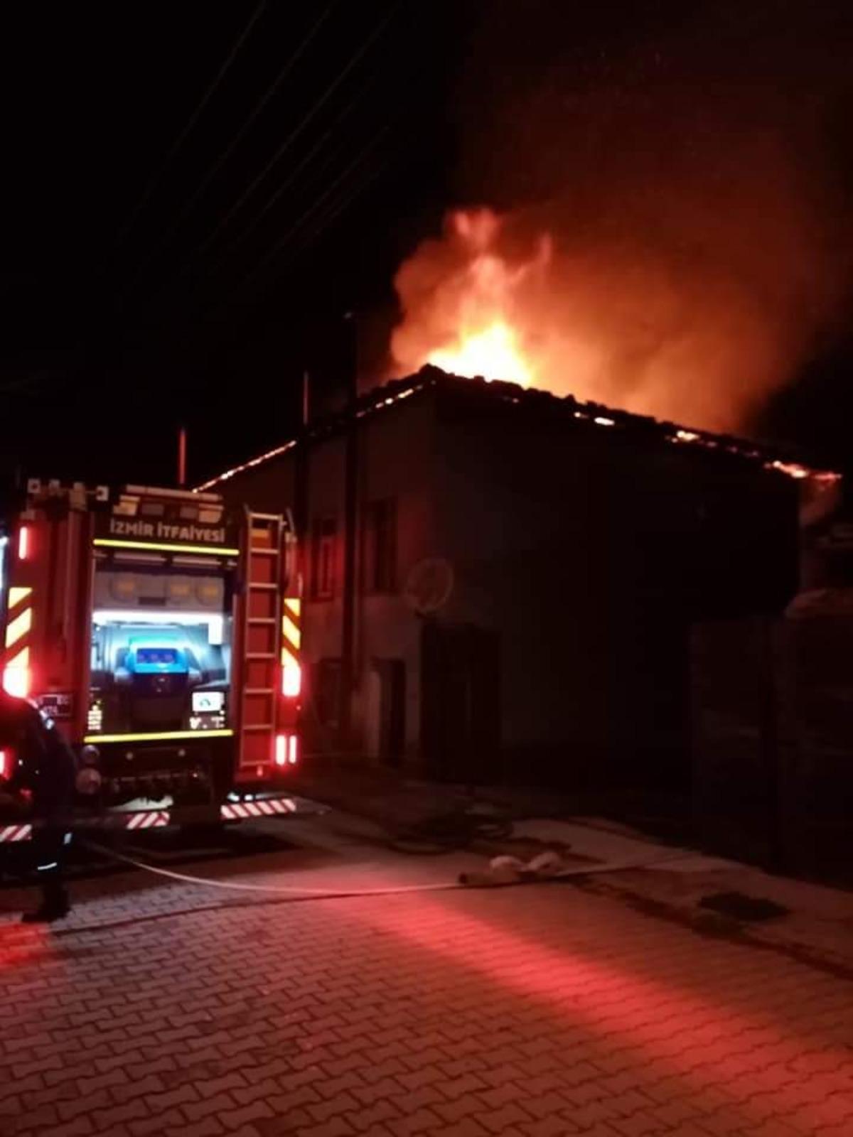 &Ouml;demiş&rsquo;te 2 ev yanarak k&uuml;l oldu, iki aile kış g&uuml;n&uuml;nde evsiz kaldı